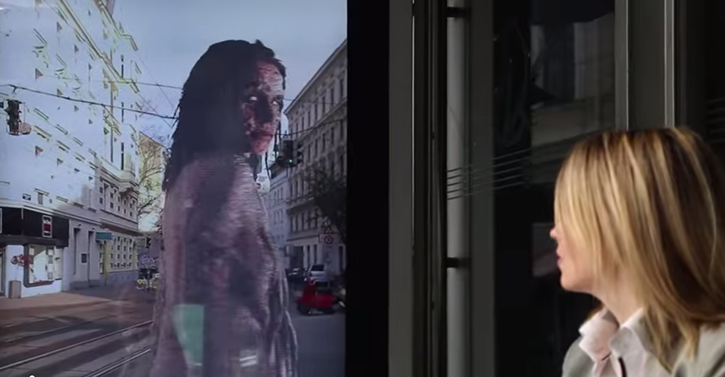 Atacada por un zombie mientras espera el bus