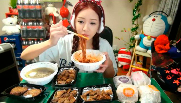 Muk-bang, la nueva moda de comer en streaming